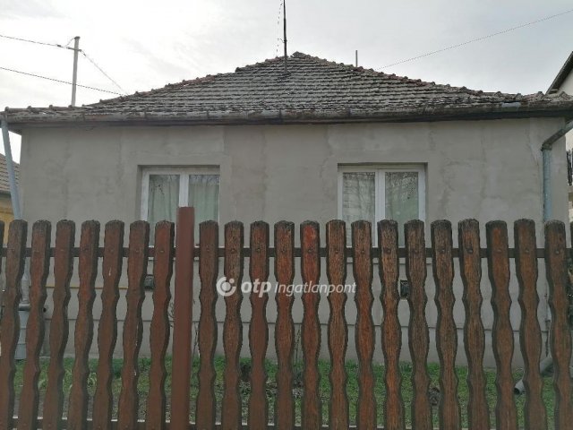 Eladó családi ház, Szolnokon 26.5 M Ft, 2+1 szobás