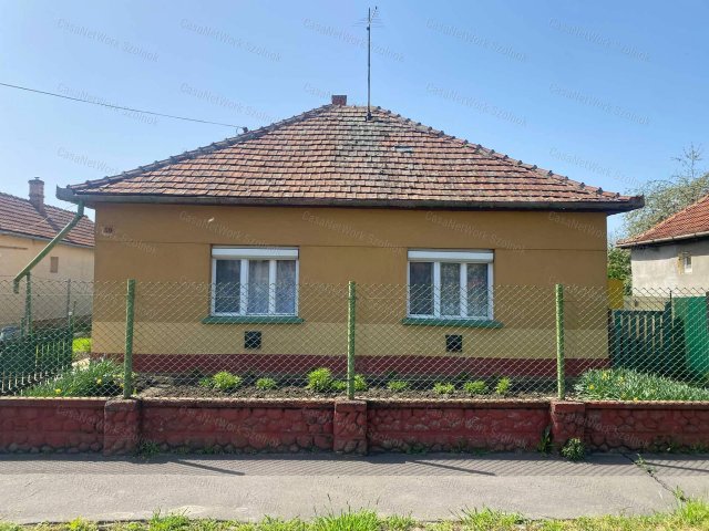 Eladó családi ház, Szolnokon 24 M Ft, 2 szobás