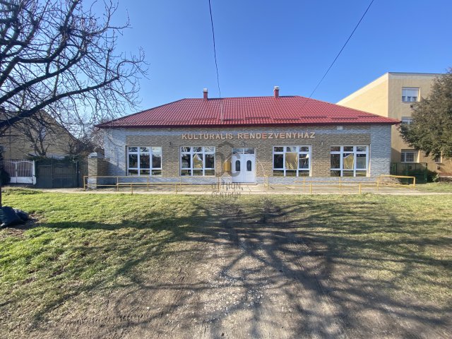 Eladó üzlethelyiség, Újszászon 27 M Ft / költözzbe.hu