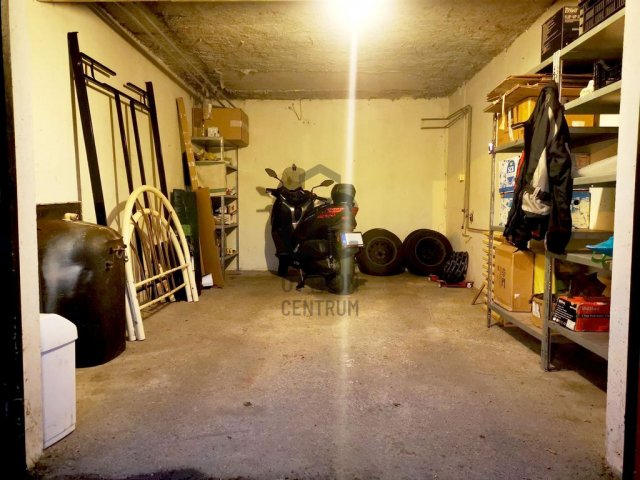 Eladó garázs, Oroszlányban, Táncsics udvarban 6.3 M Ft