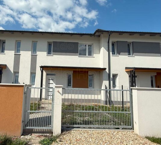 Eladó téglalakás, Balatonföldváron 89.9 M Ft, 10 szobás