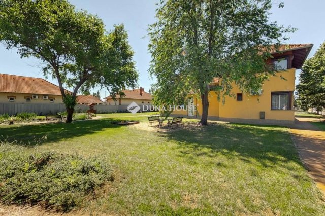 Eladó üzlethelyiség, Cserkeszőlőn 159.5 M Ft, 8 szobás
