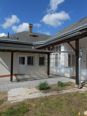 Eladó családi ház, Pakson 70 M Ft, 7 szobás