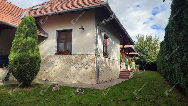 Eladó családi ház, Vonyarcvashegyen 170 M Ft, 7 szobás
