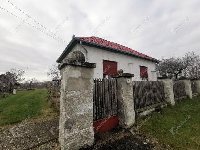 Eladó családi ház, Segesden 20 M Ft, 4 szobás