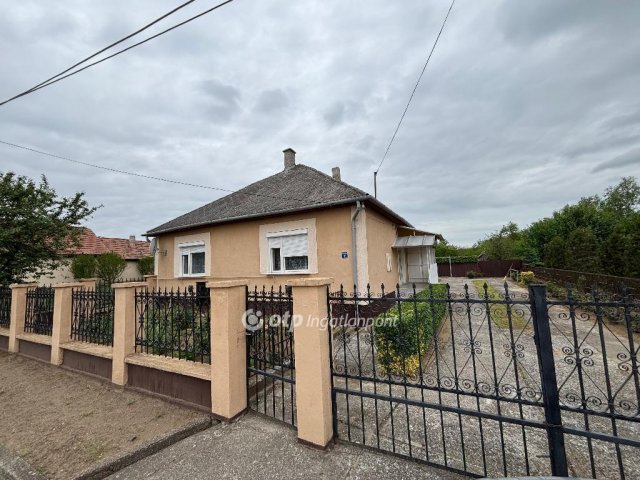 Eladó családi ház, Beszterecén 15.9 M Ft, 3 szobás