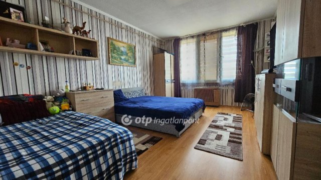 Eladó panellakás, Egerben 39 M Ft, 3 szobás