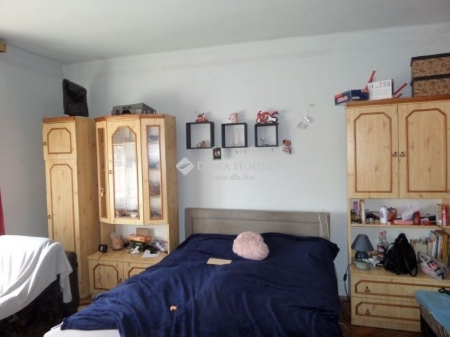 Eladó családi ház, Pécsett 46 M Ft, 4 szobás