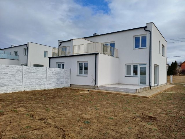 Eladó ikerház, Nyíregyházán 72 M Ft, 4 szobás