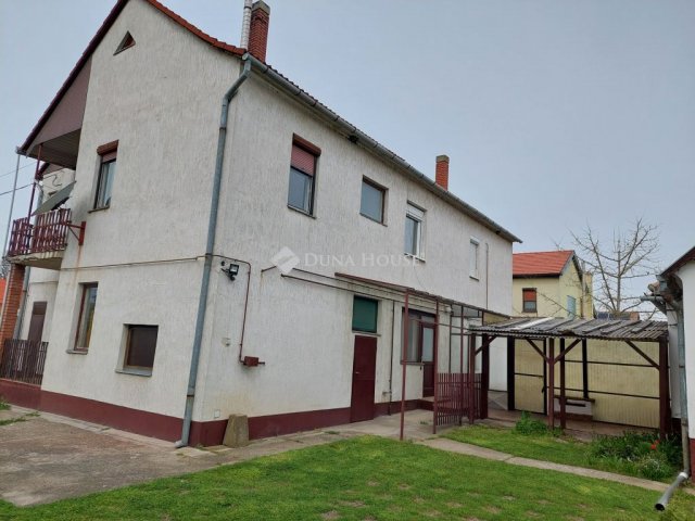 Eladó családi ház, Vaskúton 63.9 M Ft, 8 szobás