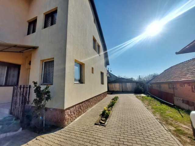 Eladó családi ház, Fóton 86.99 M Ft, 8 szobás