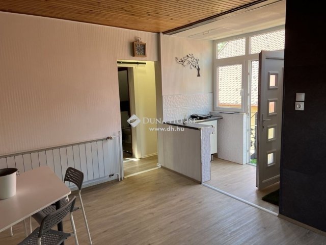 Eladó családi ház, Dunaharasztin 97.9 M Ft, 2 szobás