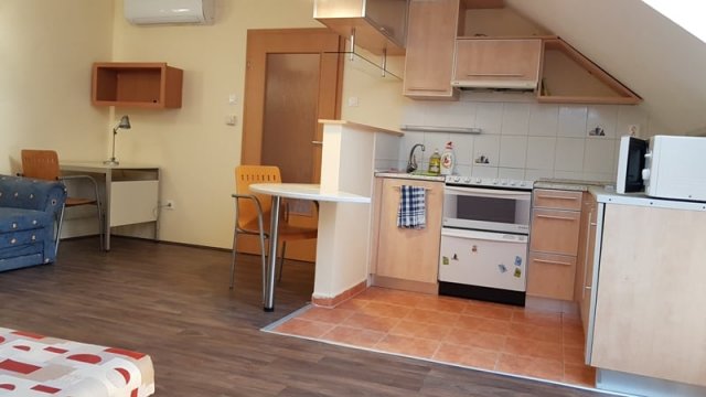 Kiadó téglalakás, albérlet, Pécsett 180 E Ft / hó, 1 szobás