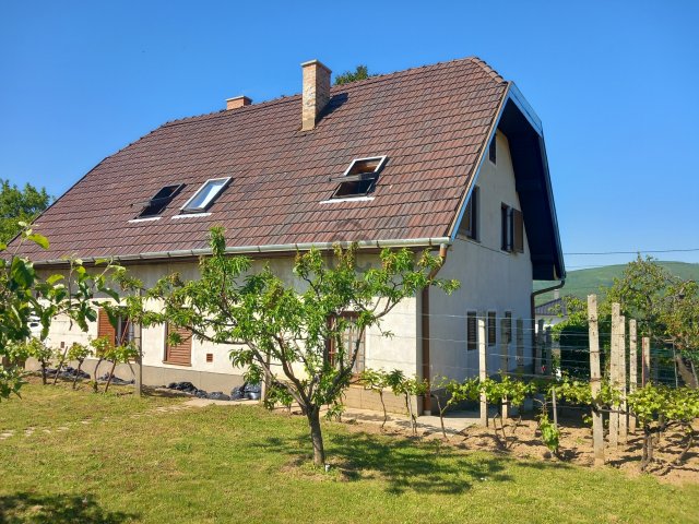 Eladó családi ház, Pécsett 112 M Ft, 5 szobás