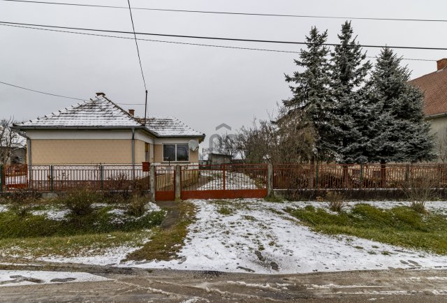 Eladó családi ház, Kislángon 28 M Ft, 3 szobás