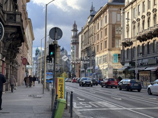 Eladó téglalakás, V. kerületben, Petőfi Sándor utcában