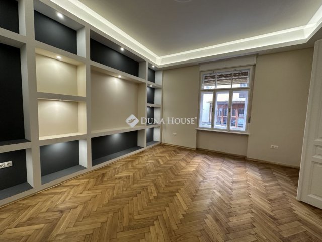 Kiadó téglalakás, albérlet, Pécsett, Jókai utcában, 3 szobás