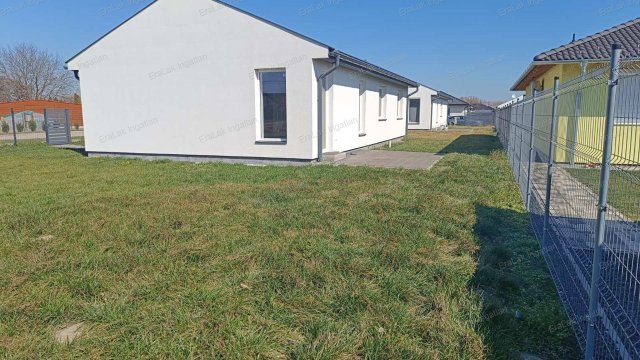 Eladó ikerház, Vámosszabadin 89 M Ft, 4 szobás