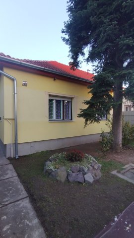 Eladó családi ház, Szolnokon 36 M Ft, 2 szobás