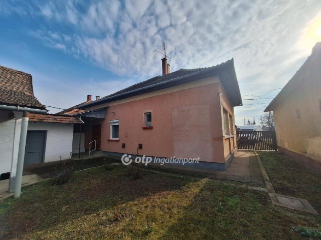 Eladó családi ház, Karcagon 25.9 M Ft, 2 szobás