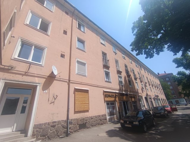 Eladó téglalakás, Komlón 13 M Ft, 2 szobás