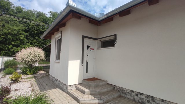 Eladó családi ház, Nagyvenyimen 95 M Ft, 5 szobás