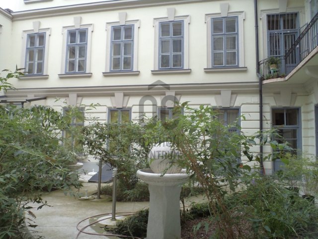 Eladó téglalakás, Budapesten, VI. kerületben, Andrássy úton