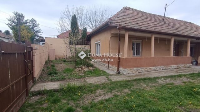 Eladó családi ház, Úrin 23.9 M Ft, 1 szobás