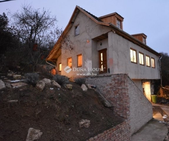 Eladó családi ház, Budapesten, III. kerületben 269.99 M Ft
