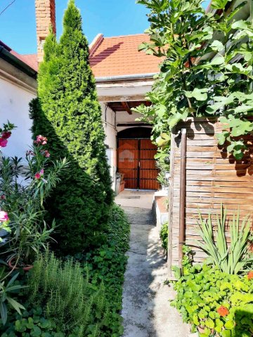 Eladó családi ház, Pécsett 24.99 M Ft, 1+1 szobás
