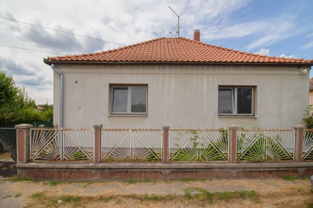 Eladó családi ház, Ajkán, Komáromi utcában 49 M Ft, 4 szobás