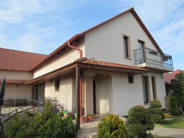 Eladó családi ház, Cegléden 195 M Ft, 7 szobás