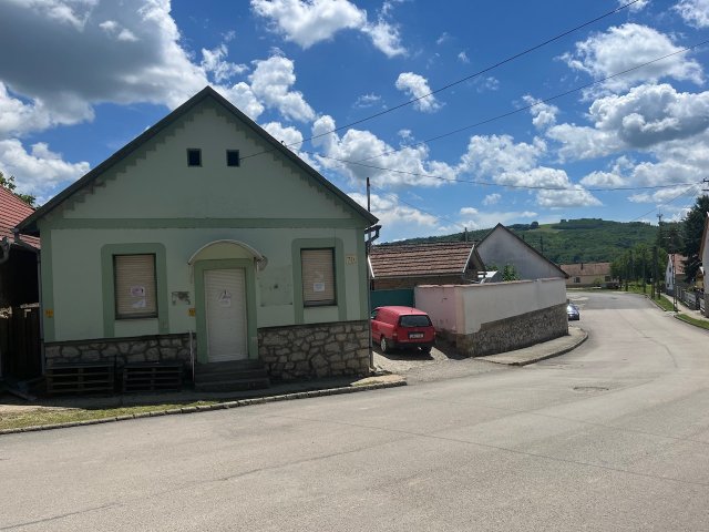 Eladó üzlethelyiség, Nagymányokon, Petőfi Sándor utcában