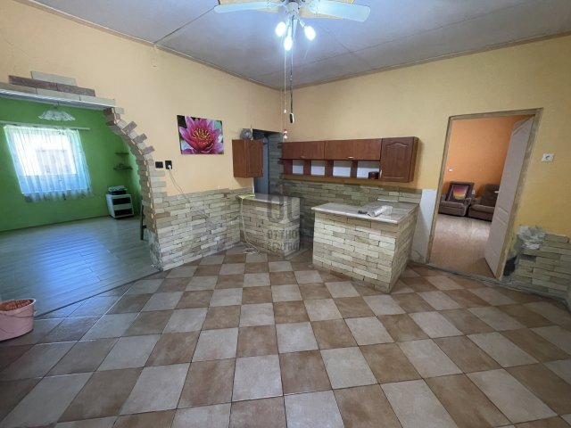 Eladó családi ház, Szekszárdon 8.5 M Ft, 4 szobás