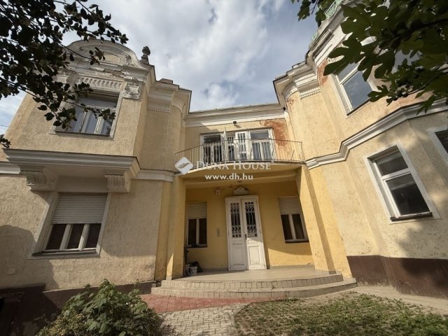 Eladó családi ház, Pécsett 184 M Ft, 5 szobás