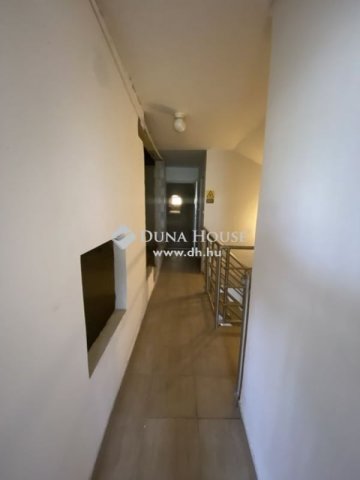 Eladó családi ház, Mendén 120 M Ft, 11 szobás