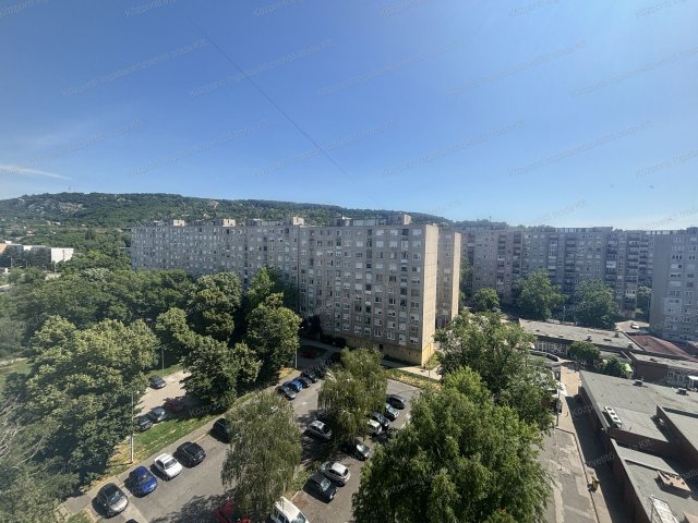 Eladó téglalakás, Tatabányán 39.9 M Ft, 3+1 szobás