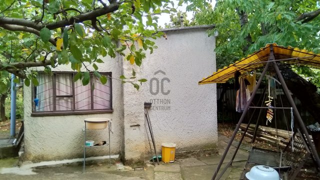 Eladó családi ház, Pécsett 3.4 M Ft, 1 szobás