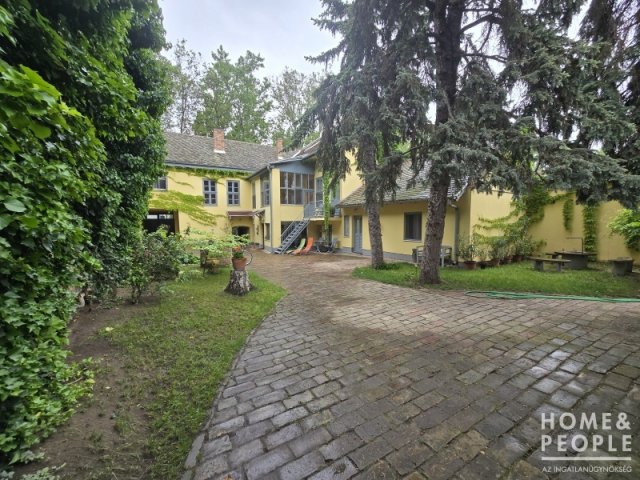 Eladó családi ház, Szegeden 269.999 M Ft, 6 szobás