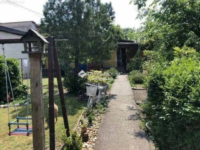 Eladó családi ház, Esztergomban 39.9 M Ft, 2 szobás