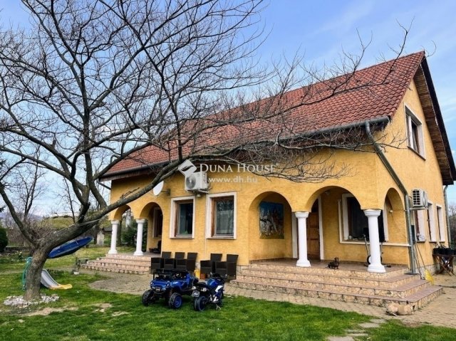Eladó családi ház, Pécsett 89 M Ft, 6 szobás