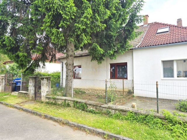 Eladó ikerház, Pécsett 39.9 M Ft, 3 szobás
