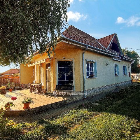 Eladó családi ház, Kazincbarcikán, Rózsa úton 64.99 M Ft