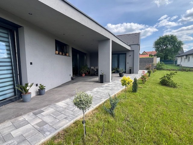 Eladó családi ház, Pécsett 144.5 M Ft, 4 szobás
