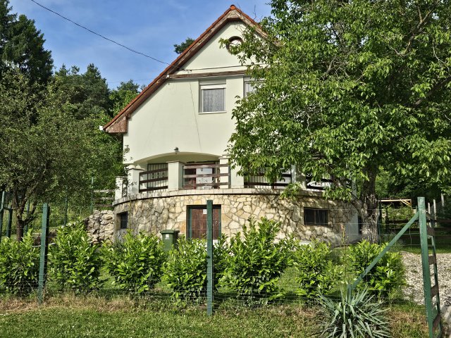 Eladó családi ház, Orfűn 134 M Ft, 6 szobás