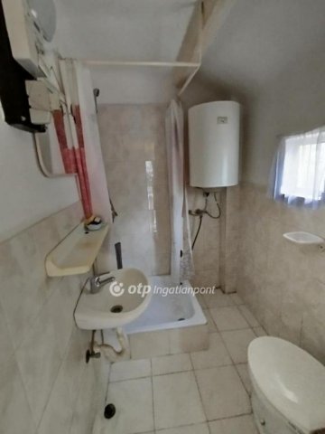 Eladó családi ház, Pécsett 18.99 M Ft, 1 szobás