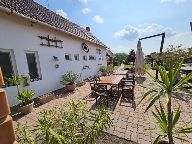 Eladó hotel, Bakson 349 M Ft, 20+5 szobás / költözzbe.hu