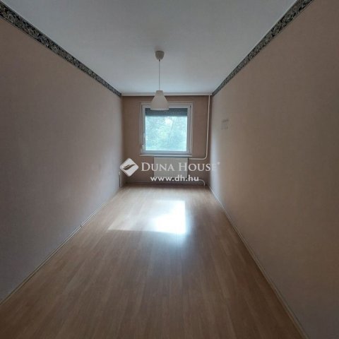 Eladó panellakás, Tatabányán 39.9 M Ft, 3 szobás