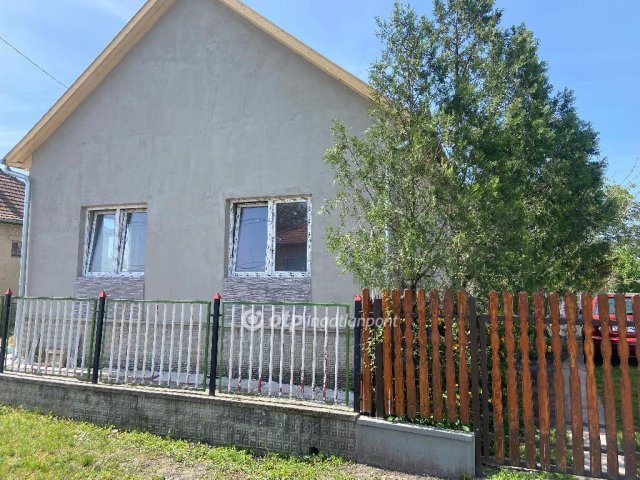 Eladó családi ház, Újszászon 23 M Ft, 2 szobás