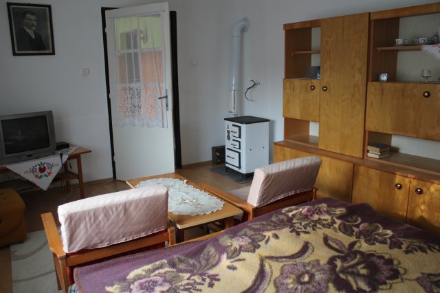 Eladó családi ház, Csöngén 15.99 M Ft, 2 szobás